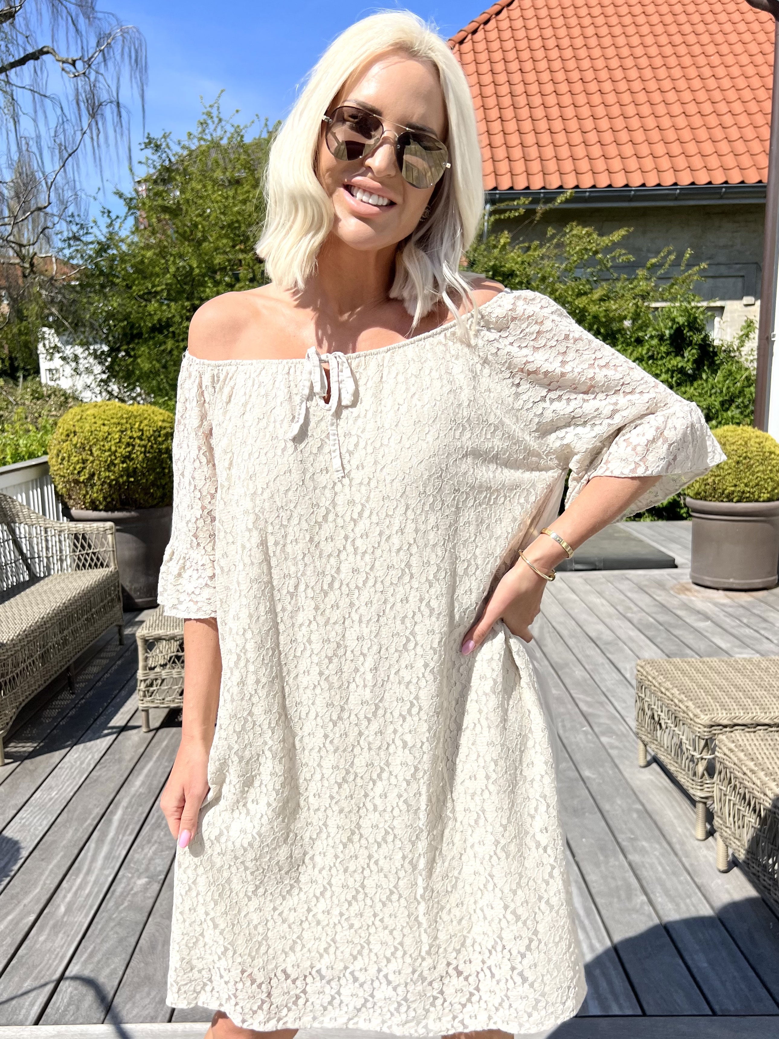 Arisha - Sød blondekjole med elastikkant i udskæringen